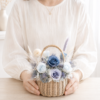 藍白色系永生花提籃，搭配奶油白居家情境與柔和自然光，適合生日、開幕祝賀、感謝送禮與質感花禮推薦
