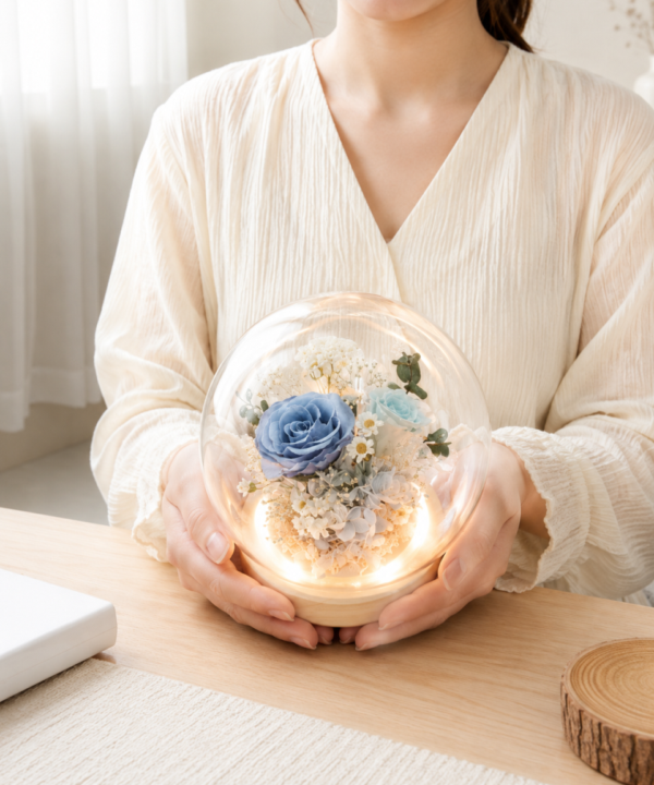 藍色玫瑰LED永生花玻璃罩禮物，搭配白色花材與柔和燈光，適合生日、情人節、紀念日與女友禮物