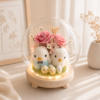 Gardencity城市花園結婚帶路雞永生花玻璃罩，擺放於溫柔床頭櫃情境中，搭配粉色永生玫瑰與羊毛氈帶路雞，適合婚禮迎娶與新娘房布置。