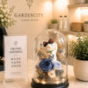 Gardencity城市花園招財貓永生花玻璃罩拍拍燈，陳列於開幕店家櫃台，搭配藍色永生花、黑色底座與柔和燈光，適合開幕誌慶、招財祝賀與櫃台小夜燈擺飾。